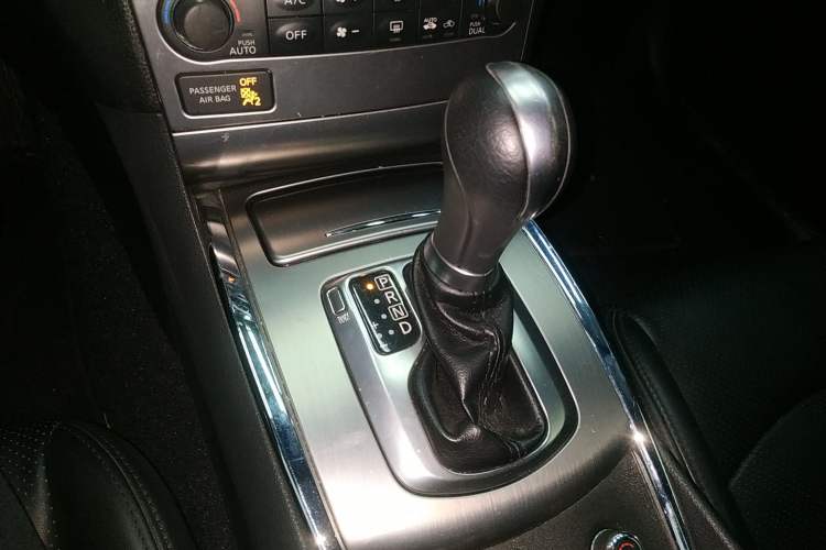 Used Infiniti G Series 2010 G25 Sedan Luxury Sport Edition Gear Lever