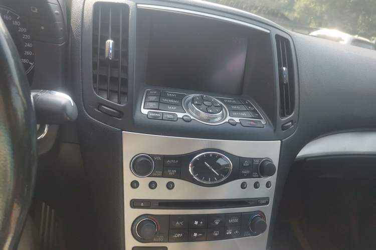 Used Infiniti G Series 2010 G37 Coupe Convertible Alloy Edition Audio And AC Panel