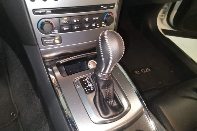 Used Infiniti G Series 2010 G25 Sedan Luxury Sport Edition Gear Lever