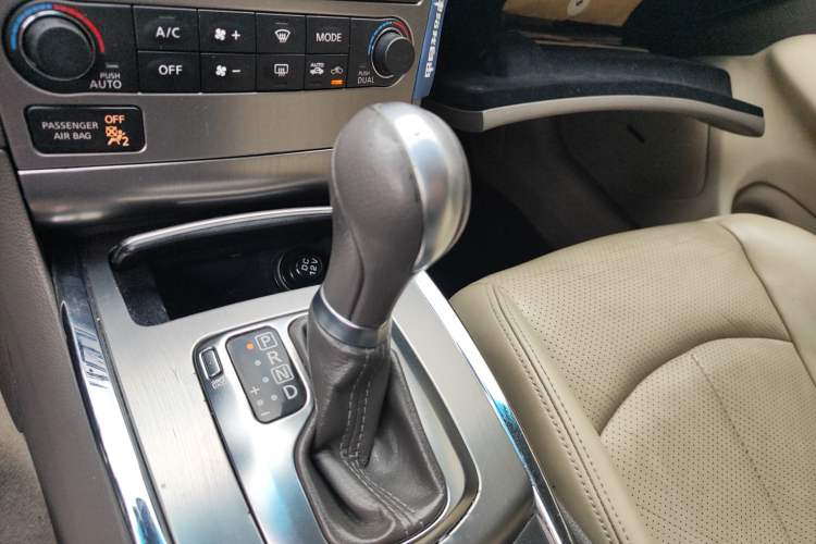 Used Infiniti G Series 2010 G25 Sedan Luxury Sport Edition Gear Lever