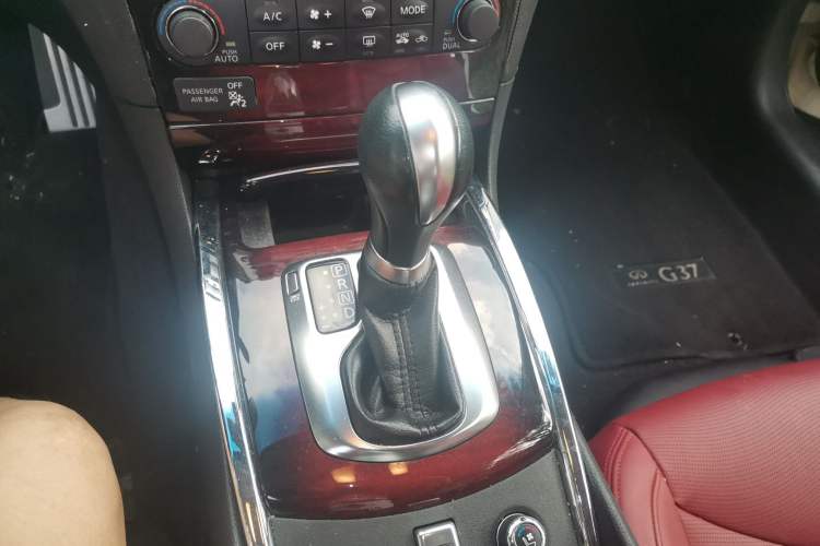 Used Infiniti G Series 2010 G37 Coupe Convertible Rosewood Edition Gear Lever