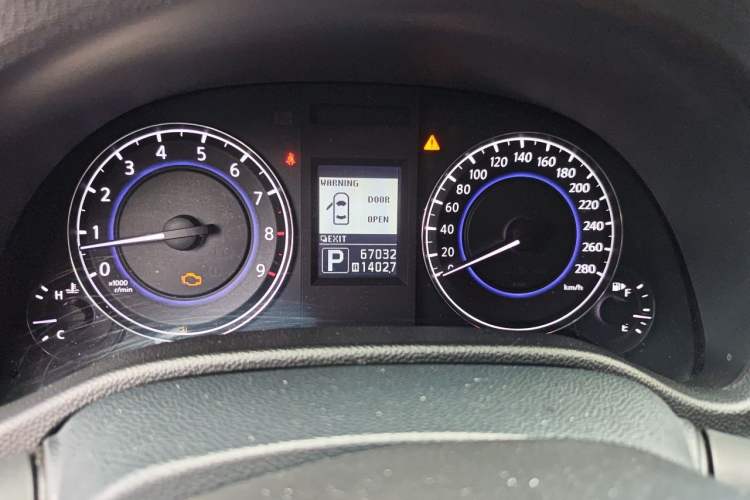 Used Infiniti G Series 2010 G25 Sedan Luxury Sport Edition Odometer Close Up