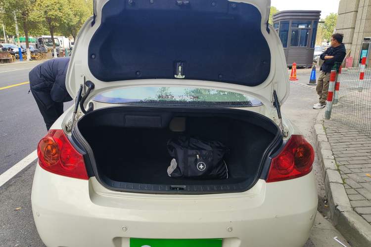 Used Infiniti G Series 2010 G25 Sedan Luxury Sport Edition Trunk