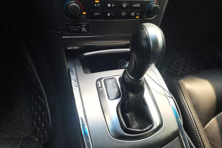 Used Infiniti G Series 2013 G25 Sedan Sport Edition Gear Lever