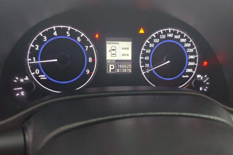 Used Infiniti G Series 2013 G25 Sedan Luxury Sport Edition Odometer Close Up