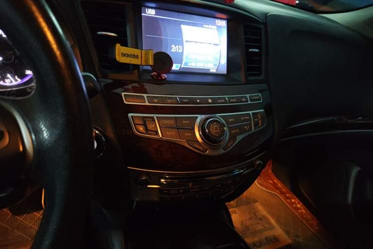 Used Infiniti JX 2013 JX35 Two-Wheel-Drive Excellence Edition Audio And AC Panel