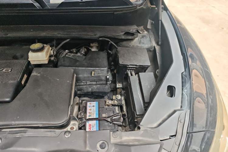 Used Infiniti JX 2013 JX35 Two-Wheel-Drive Excellence Edition Engine Bay Left