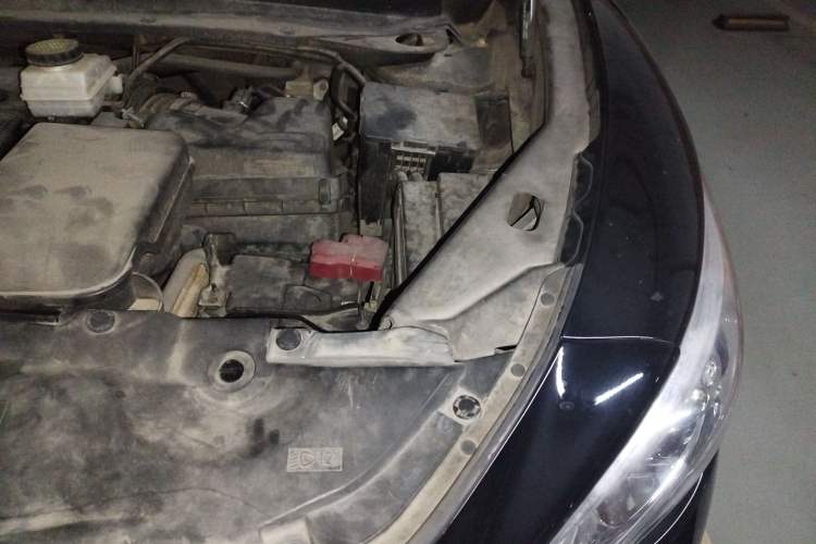 Used Infiniti JX 2013 JX35 Two-Wheel-Drive Excellence Edition Engine Bay Left