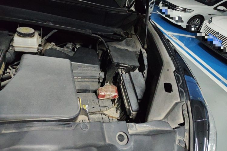 Used Infiniti JX 2013 JX35 Two-Wheel-Drive Excellence Edition Engine Bay Left
