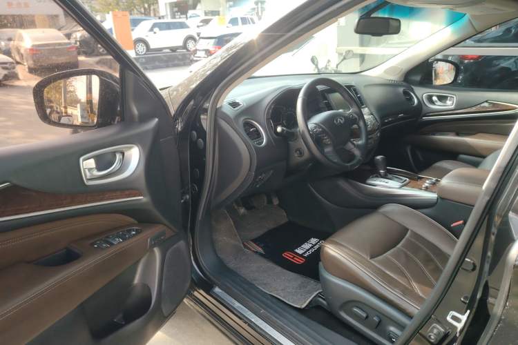 Used Infiniti JX 2013 JX35 Two-Wheel-Drive Excellence Edition Interior 3