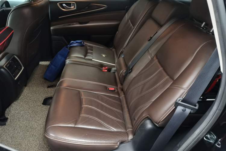 Used Infiniti JX 2013 JX35 Two-Wheel-Drive Excellence Edition Interior 4