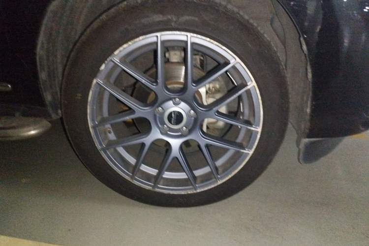Used Infiniti JX 2013 JX35 Two-Wheel-Drive Excellence Edition Right Front Wheel Hub