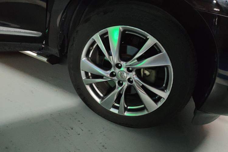 Used Infiniti JX 2013 JX35 Two-Wheel-Drive Excellence Edition Right Front Wheel Hub