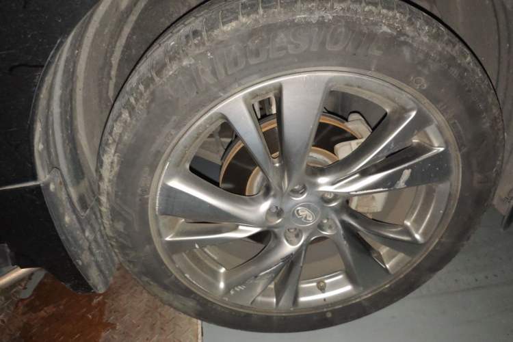 Used Infiniti JX 2013 JX35 Two-Wheel-Drive Excellence Edition Right Front Wheel Hub