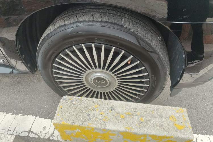 Used Infiniti JX 2013 JX35 4x4 All-Terrain Edition Right Front Wheel Hub