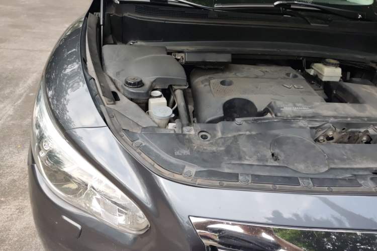 Used Infiniti JX 2013 JX35 Two-Wheel-Drive Excellence Edition Engine Bay Right