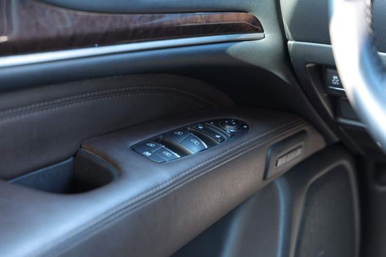 Used Infiniti JX 2013 JX35 Two-Wheel-Drive Excellence Edition Interior 2