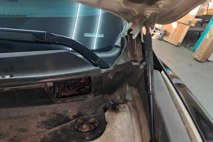 Used Infiniti JX 2013 JX35 Two-Wheel-Drive Excellence Edition Engine Bay Left
