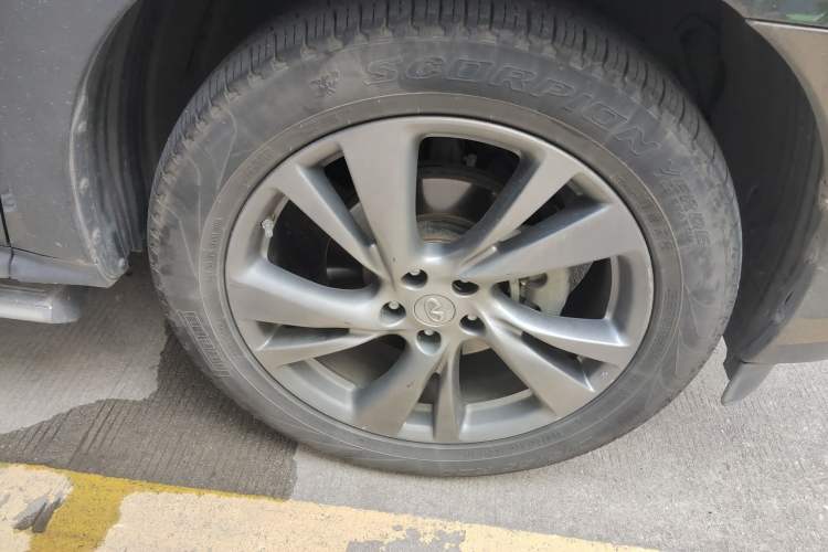 Used Infiniti JX 2013 JX35 Two-Wheel-Drive Excellence Edition Right Front Wheel Hub