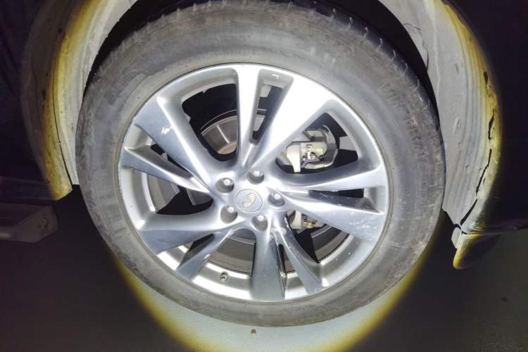 Used Infiniti JX 2013 JX35 Two-Wheel-Drive Excellence Edition Right Front Wheel Hub
