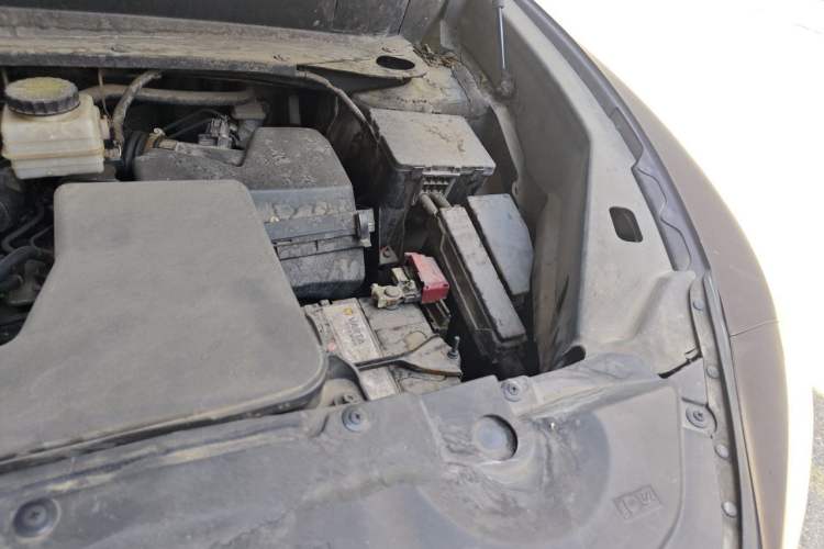 Used Infiniti JX 2013 JX35 Two-Wheel-Drive Excellence Edition Engine Bay Left