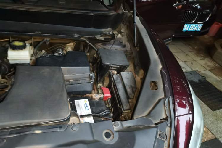 Used Infiniti JX 2013 JX35 Two-Wheel-Drive Excellence Edition Engine Bay Left