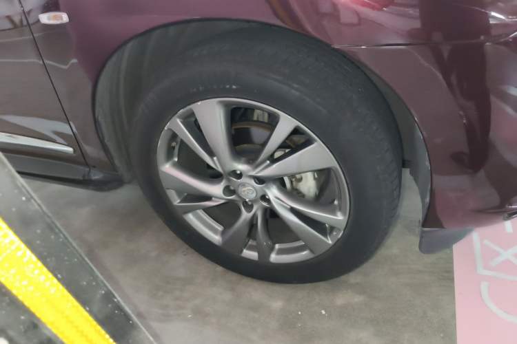 Used Infiniti JX 2013 JX35 4x4 All-Terrain Edition Right Front Wheel Hub