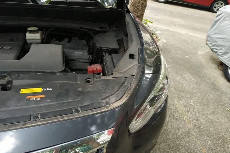 Used Infiniti JX 2013 JX35 Two-Wheel-Drive Excellence Edition Engine Bay Left