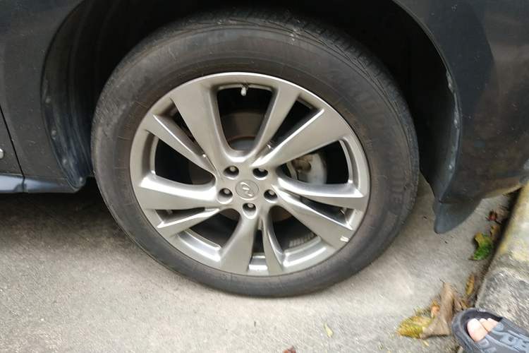 Used Infiniti JX 2013 JX35 Two-Wheel-Drive Excellence Edition Right Front Wheel Hub