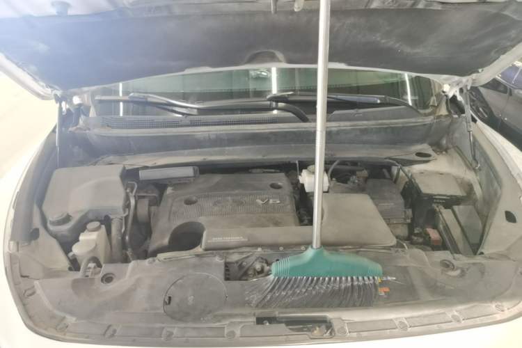 Used Infiniti JX 2013 JX35 Two-Wheel-Drive Excellence Edition Engine Bay
