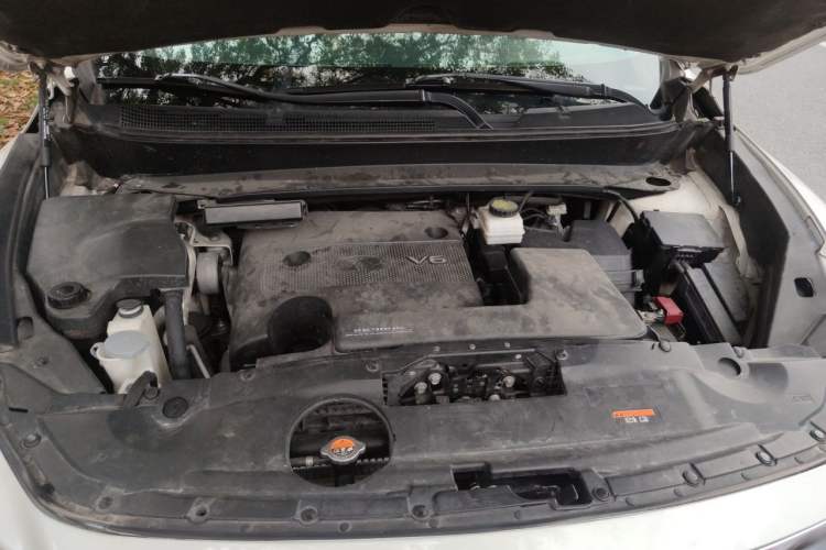 Used Infiniti JX 2013 JX35 Two-Wheel-Drive Excellence Edition Engine Bay