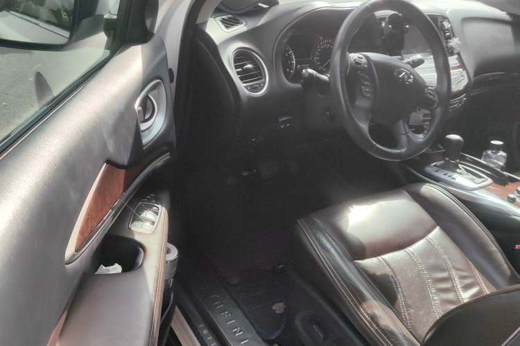 Used Infiniti JX 2013 JX35 Two-Wheel-Drive Excellence Edition Interior 3