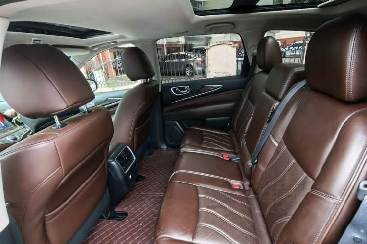 Used Infiniti JX 2013 JX35 Two-Wheel-Drive Excellence Edition Interior 3