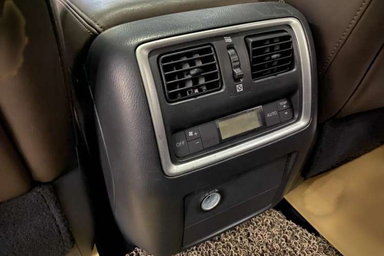 Used Infiniti JX 2013 JX35 Two-Wheel-Drive Excellence Edition Interior 3