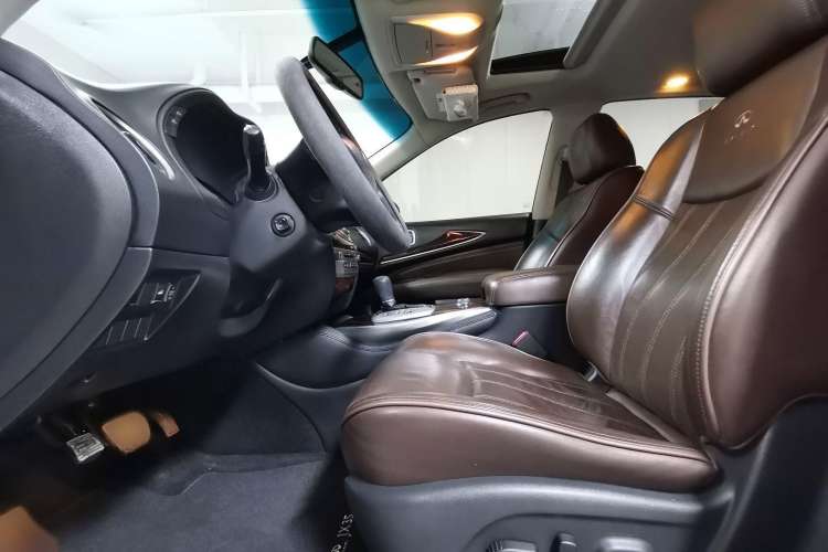 Used Infiniti JX 2013 JX35 Two-Wheel-Drive Excellence Edition Interior 5