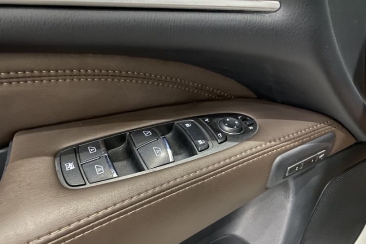 Used Infiniti JX 2013 JX35 Two-Wheel-Drive Excellence Edition Interior 7