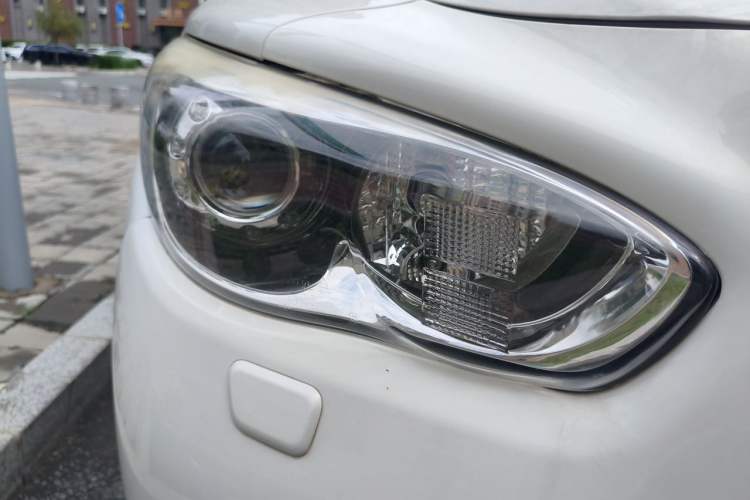 Used Infiniti JX 2013 JX35 Two-Wheel-Drive Excellence Edition Right Front Headlight