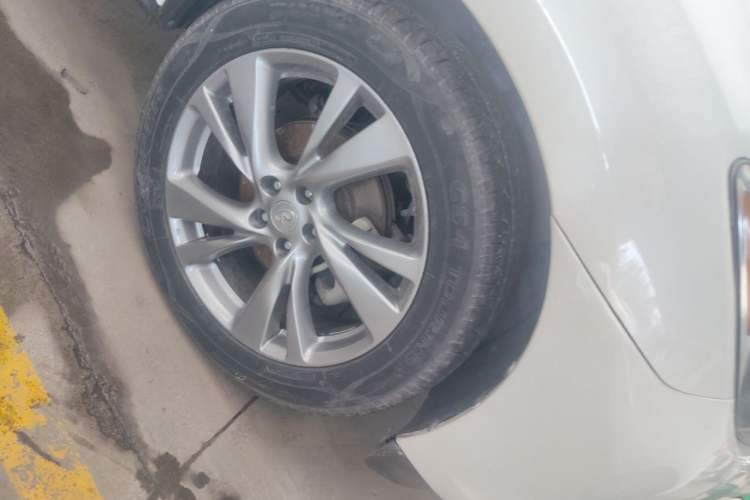 Used Infiniti JX 2013 JX35 4x4 All-Terrain Edition Right Front Wheel Hub