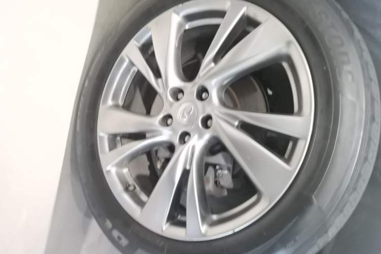 Used Infiniti JX 2013 JX35 Two-Wheel-Drive Excellence Edition Right Front Wheel Hub
