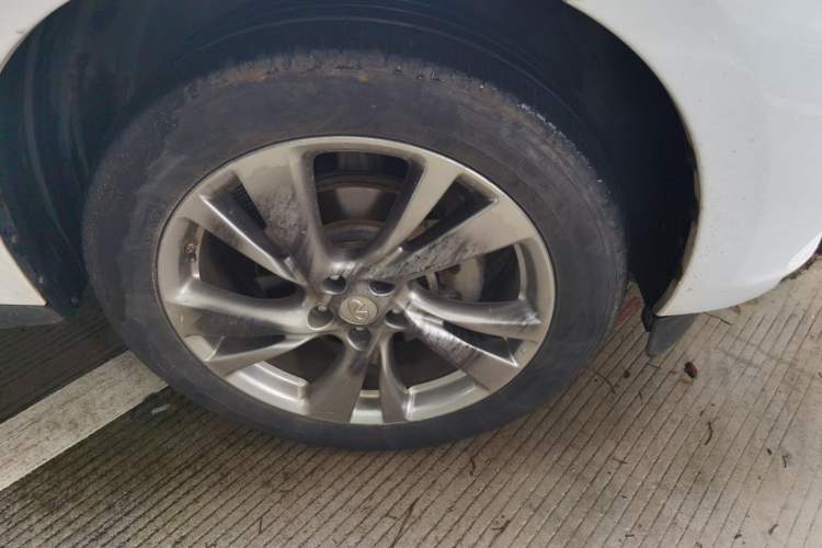 Used Infiniti JX 2013 JX35 Two-Wheel-Drive Excellence Edition Right Front Wheel Hub