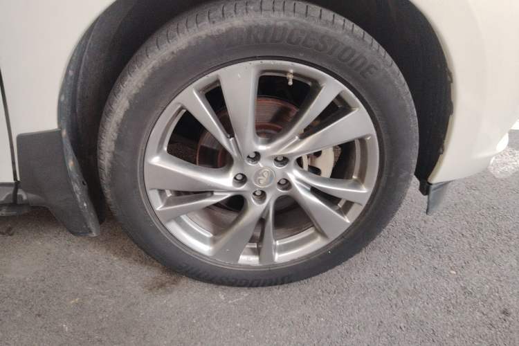 Used Infiniti JX 2013 JX35 4x4 All-Terrain Edition Right Front Wheel Hub