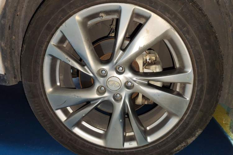 Used Infiniti JX 2013 JX35 4x4 All-Terrain Edition Right Front Wheel Hub