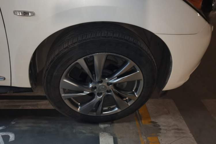 Used Infiniti JX 2013 JX35 4x4 All-Terrain Edition Right Front Wheel Hub