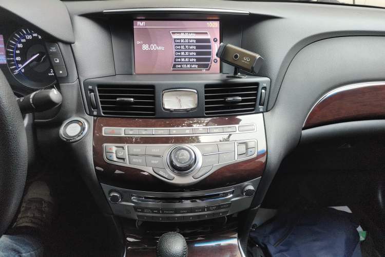 Used Infiniti M Series 2011 M25 Luxury Model Audio And AC Panel