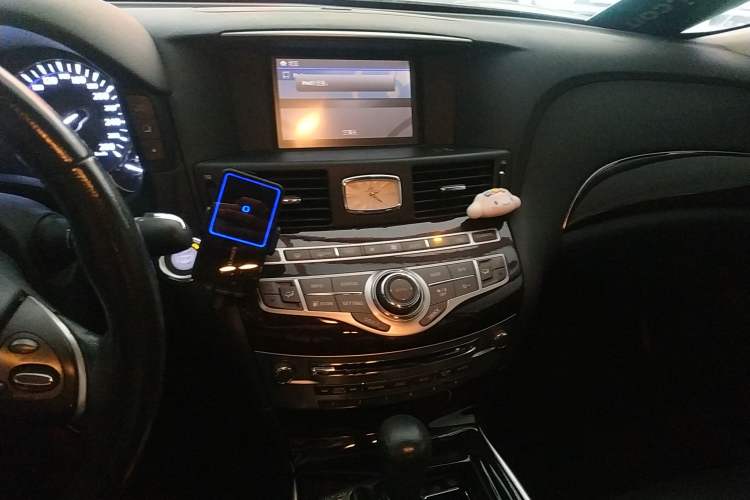 Used Infiniti M Series 2011 M25 Comfort Model Audio And AC Panel
