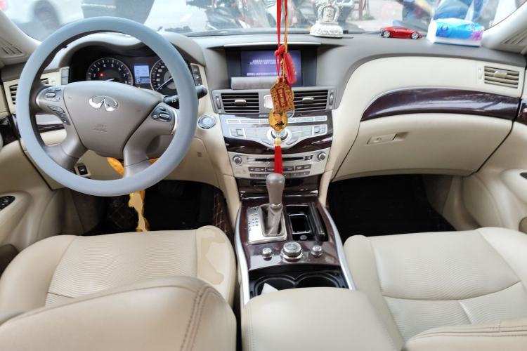 Used Infiniti M Series 2011 M25 Luxury Model Center Console