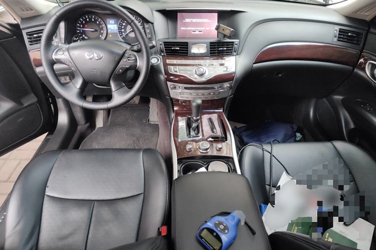 Used Infiniti M Series 2011 M25 Luxury Model Center Console