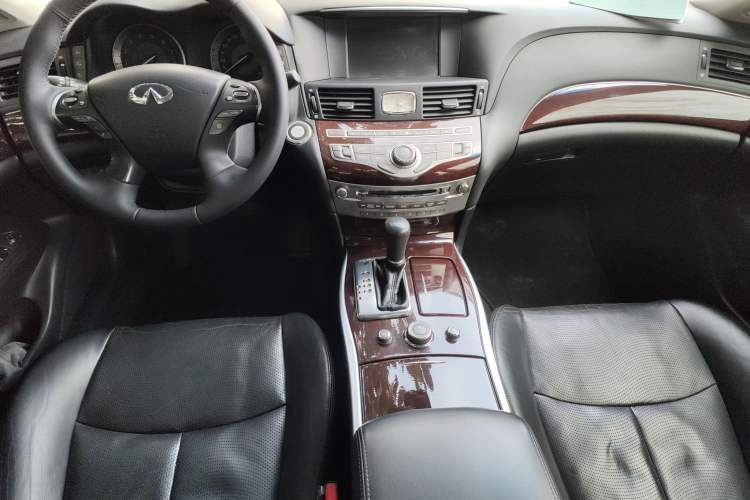 Used Infiniti M Series 2011 M37 model Center Console