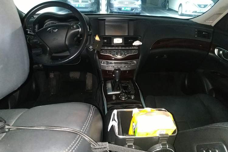 Used Infiniti M Series 2011 M25 Comfort Model Center Console