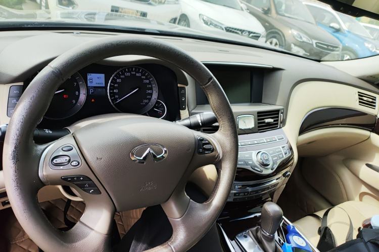 Used Infiniti M Series 2011 M25 Luxury Model Center Console